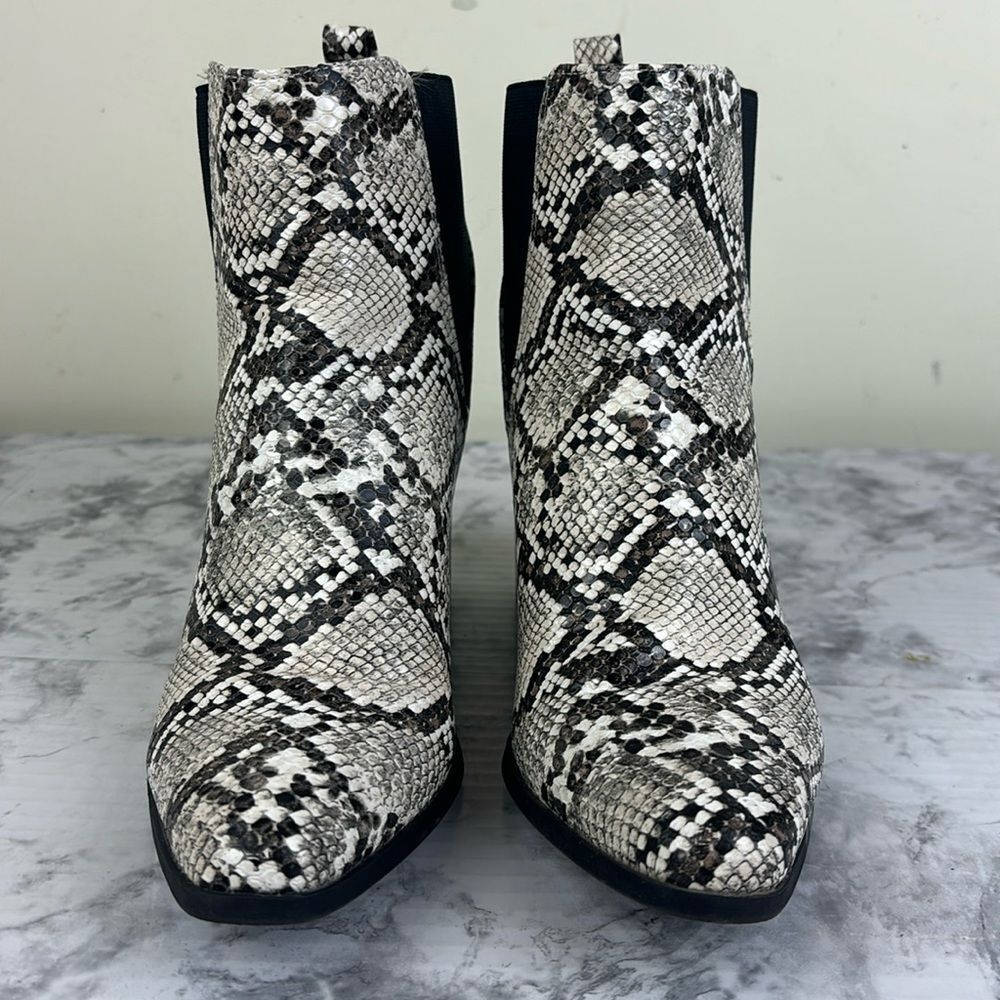 JustFab Abby Black White Bone Snakeskjn Pointed Toe Wedge Heel Pull On Bootie